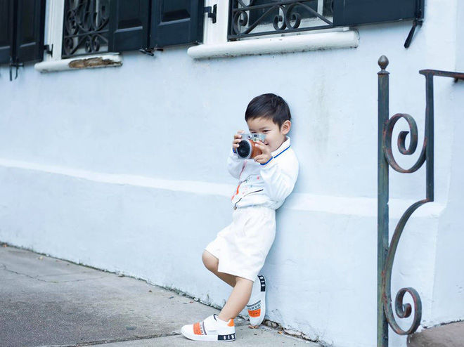 'Quý tử' nhà Đan Trường catwalk, tạo dáng như mẫu chuyên nghiệp