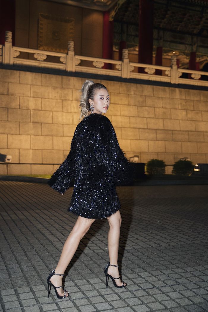 Quỳnh Anh Shyn “chặt đẹp” thảm đỏ Asia Fashion Award 2019