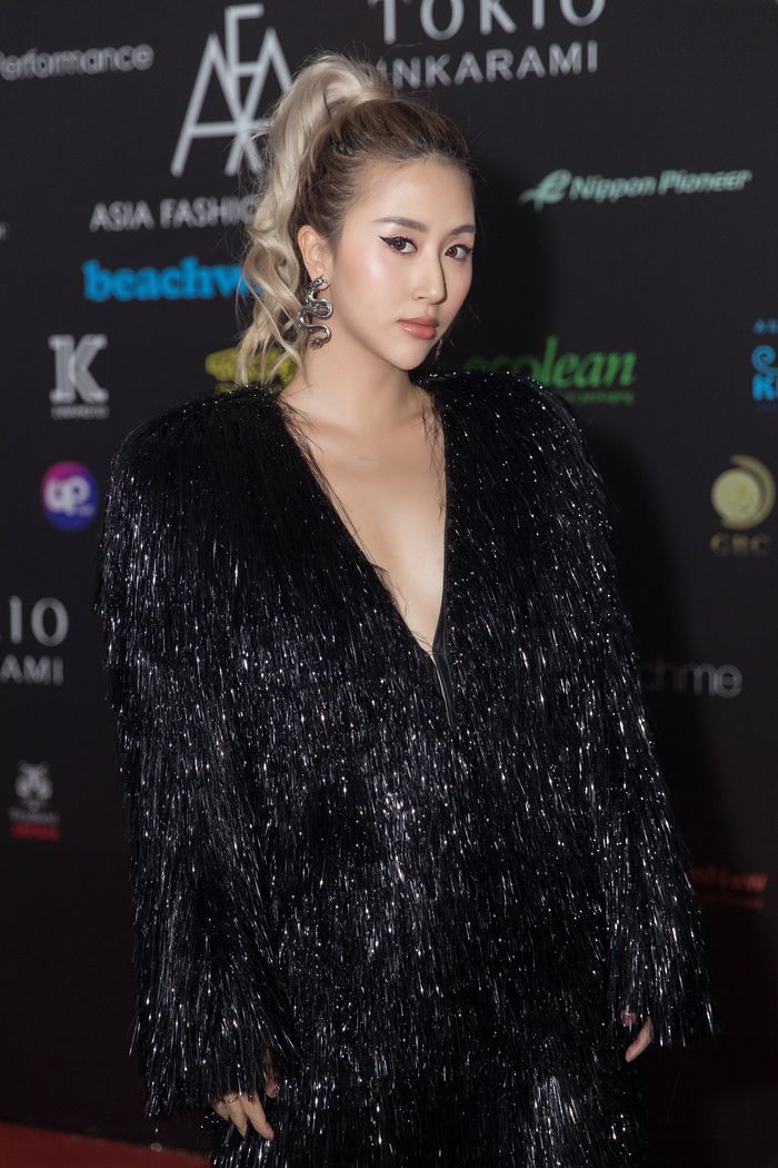 Quỳnh Anh Shyn “chặt đẹp” thảm đỏ Asia Fashion Award 2019