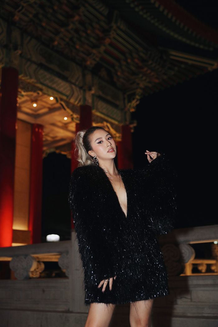 Quỳnh Anh Shyn “chặt đẹp” thảm đỏ Asia Fashion Award 2019