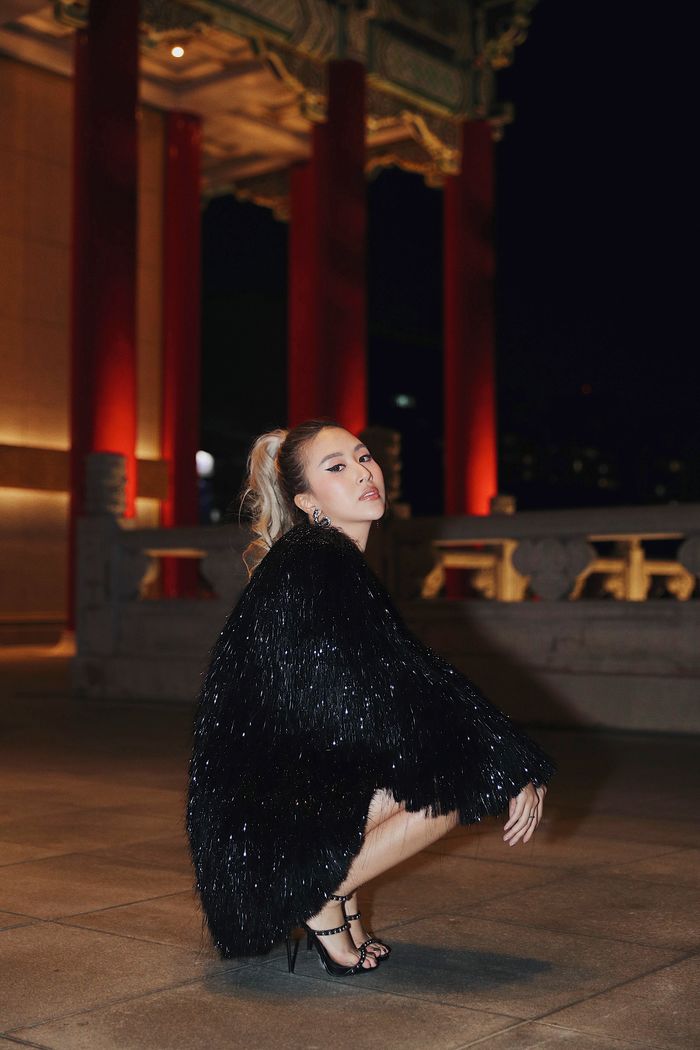 Quỳnh Anh Shyn “chặt đẹp” thảm đỏ Asia Fashion Award 2019