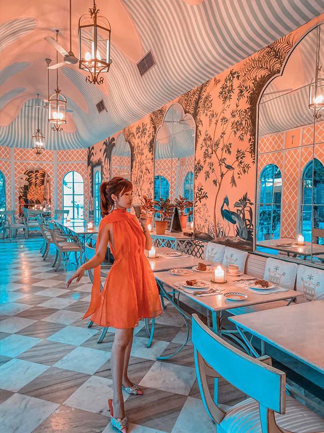 Diện đôi giày sai quá sai, Mina Phạm bị chê kém sang