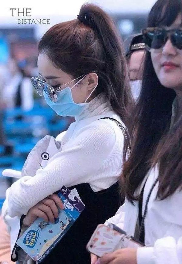 Sao Hoa ngữ ngủ gật: Dịch Dương Thiên Tỉ kém sang khiến fan cười bò