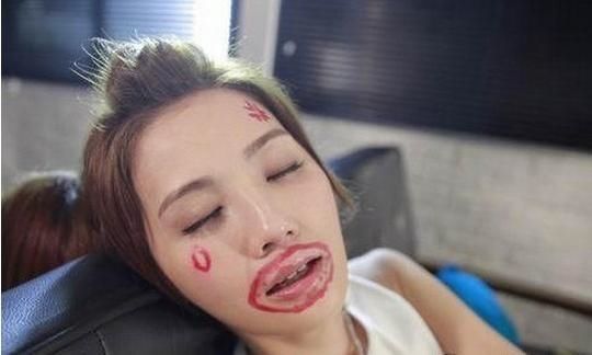 Sao Hoa ngữ ngủ gật: Dịch Dương Thiên Tỉ kém sang khiến fan cười bò