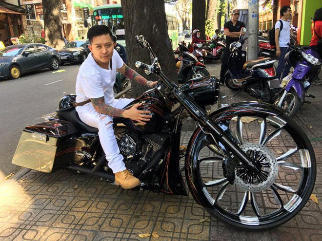 Sao Việt có thú chơi mô tô: Ưng Hoàng Phúc chi cả 1 tỷ để mua xe
