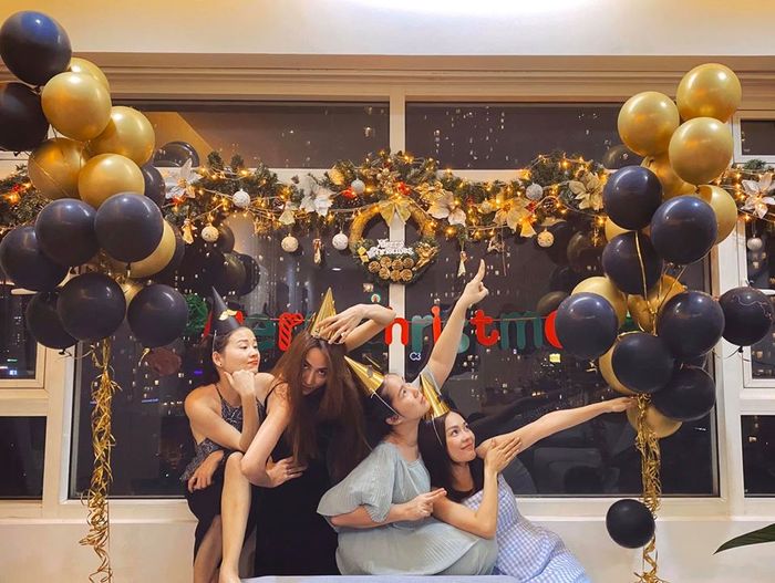 Sao Việt đón Giáng sinh: Người rộn ràng xuống phố, người bên gia đình