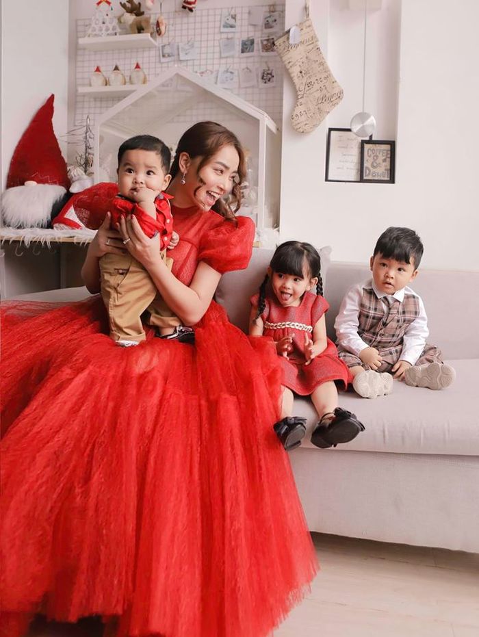 Sao Việt đón Giáng sinh: Người rộn ràng xuống phố, người bên gia đình