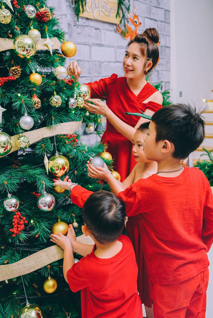 Sao Việt đón Giáng sinh: Người rộn ràng xuống phố, người bên gia đình