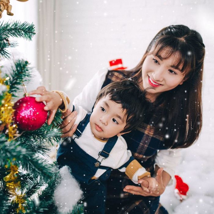 Sao Việt đón Giáng sinh: Người rộn ràng xuống phố, người bên gia đình