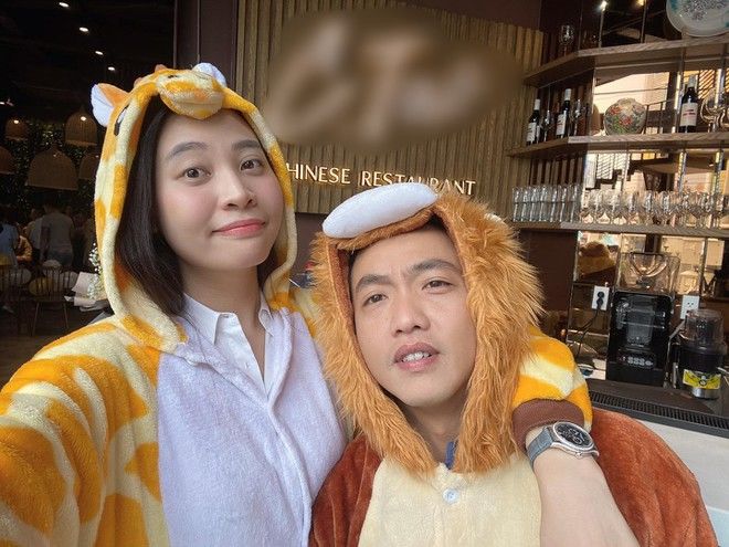 Sao Việt đón giáng sinh: Phạm Hương khoe cây thông siêu to khổng lồ