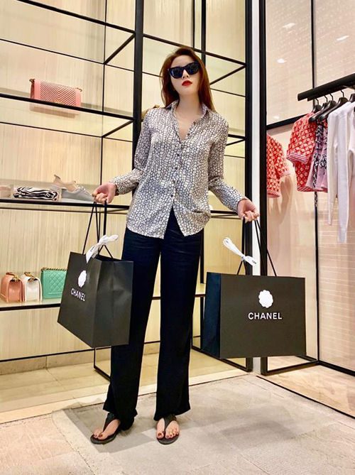 Sao Việt ném tiền cửa sổ: Ngọc Trinh mua túi trăm triệu đựng tôm khô