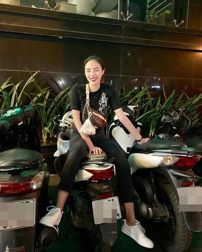 Sao Việt ném tiền cửa sổ: Ngọc Trinh mua túi trăm triệu đựng tôm khô