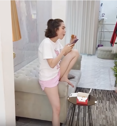 Sao Việt ở nhà - ra phố quá khác biệt, nhìn Ngọc Trinh mới hết hồn!