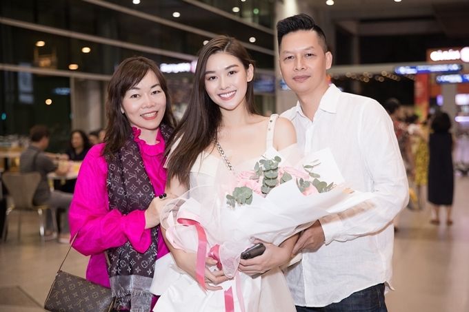 Sao Việt thừa hưởng nét đẹp từ bố: Chi Pu, Sơn Tùng giống y khuôn