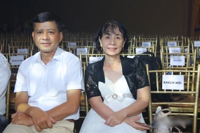 Sao Việt thừa hưởng nét đẹp từ bố: Chi Pu, Sơn Tùng giống y khuôn