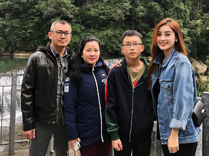 Sao Việt thừa hưởng nét đẹp từ bố: Chi Pu, Sơn Tùng giống y khuôn