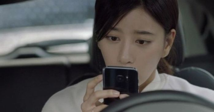 Sắp cưới, người cũ của chồng nhắn tin: “Anh ấy ngủ hay đạp chăn lắm