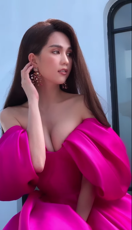 Ngọc Trinh o ép vòng 1 sexy đến nghẹt thở trong hậu trường chụp ảnh