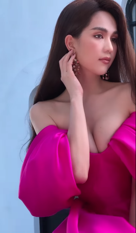 Ngọc Trinh o ép vòng 1 sexy đến nghẹt thở trong hậu trường chụp ảnh