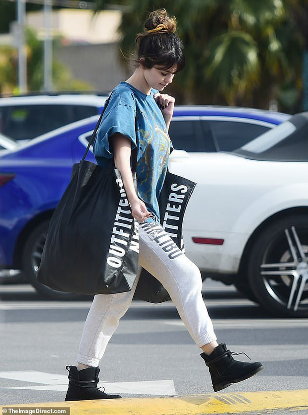 Selena Gomez bất ngờ xuất hiện với mặt mộc, tóc rối trên đường phố