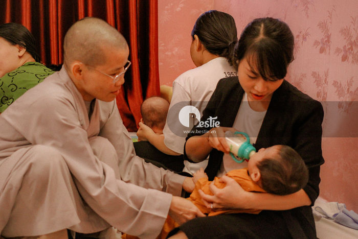 Xuân Lan xúc động trước hình ảnh của các bé sơ sinh ở mái ấm Xanh