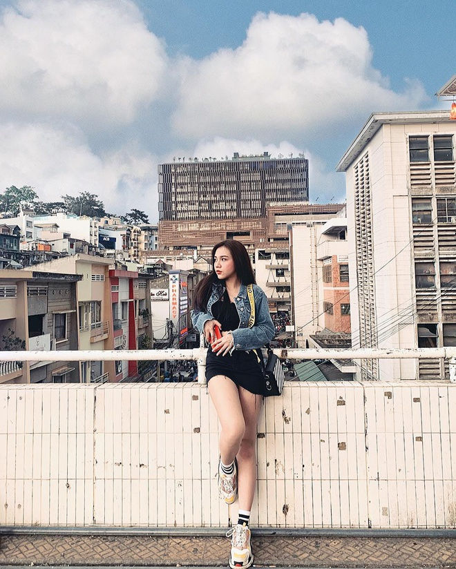 So kè nhan sắc và sự nghiệp của bạn gái cầu thủ Việt