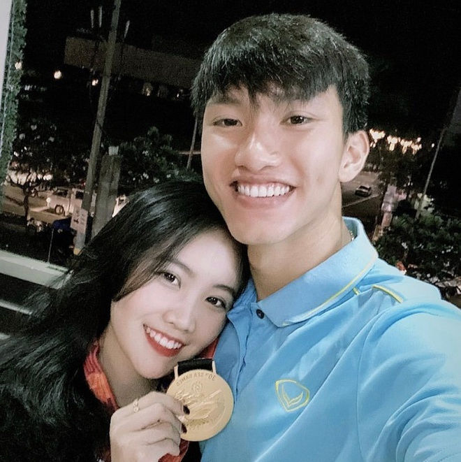 So kè nhan sắc và sự nghiệp của bạn gái cầu thủ Việt