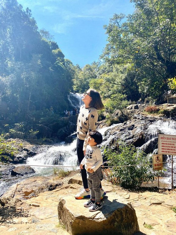 Sơn Tùng và em trai chung một khung hình, Midu - Nhã Phương đọ sắc