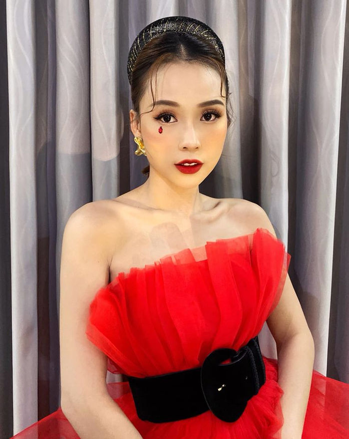 Sơn Tùng và em trai chung một khung hình, Midu - Nhã Phương đọ sắc