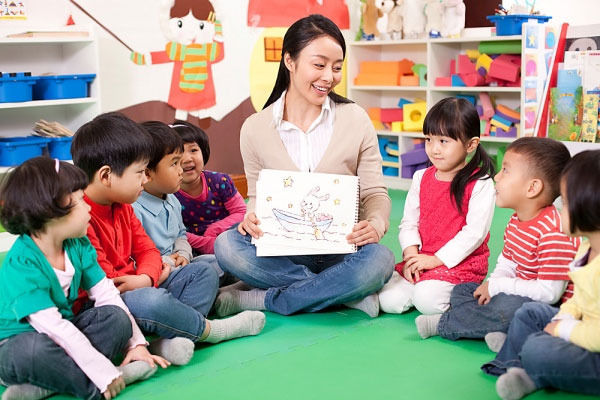 Bố mẹ băn khoăn cho con ở nhà với ông bà/giúp việc hay đi học sớm?