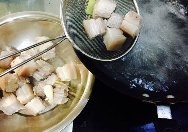 Om thịt lợn bằng nồi cơm điện, tưởng không ngon hóa ra cực hao cơm