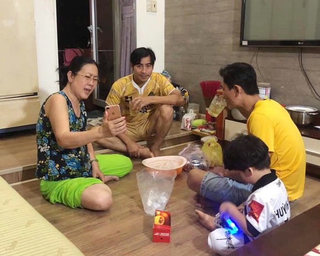 Thanh Bình hộ tống mẹ Ngọc Lan đi đám cưới họ hàng khiến CĐM bất ngờ