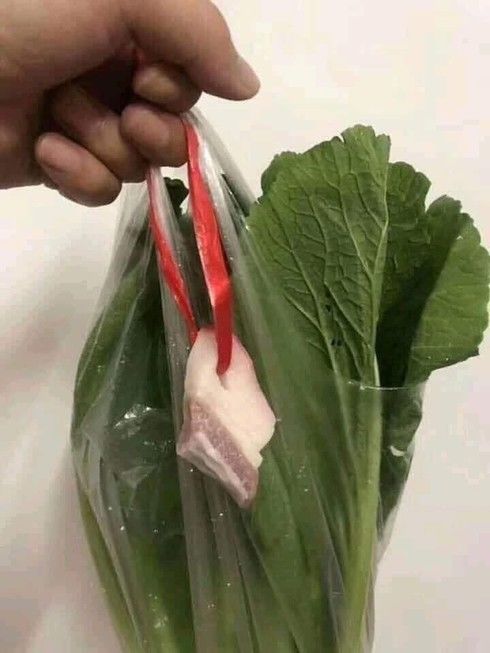 Thịt lợn đắt “cắt cổ”, dân mạng than trời vì bánh bao toàn vỏ là vỏ