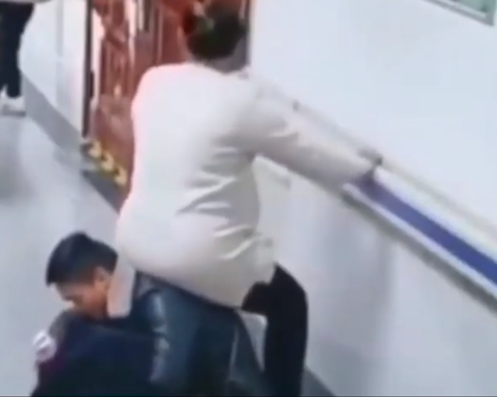 Thương vợ bầu, người đàn ông để vợ ngồi lên lưng trong lúc chờ khám