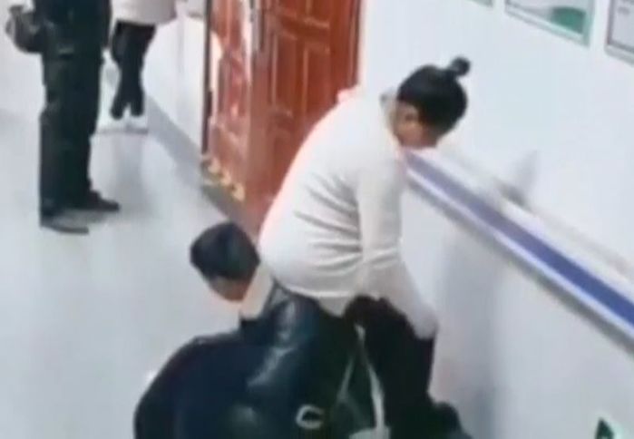 Thương vợ bầu, người đàn ông để vợ ngồi lên lưng trong lúc chờ khám