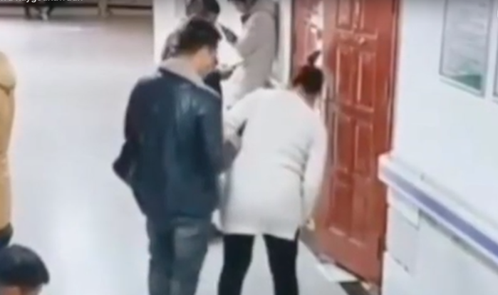 Thương vợ bầu, người đàn ông để vợ ngồi lên lưng trong lúc chờ khám