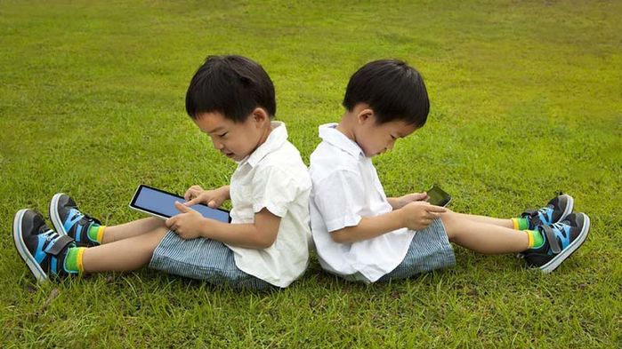 Người trẻ lệ thuộc vào smartphone, 5 phút nhìn điện thoại 1 lần