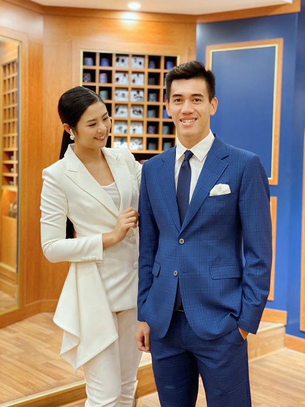 Gặp Á hậu Phương Nga, Hùng Dũng ngồi xa cả mét, đúng là trai đã có vợ!