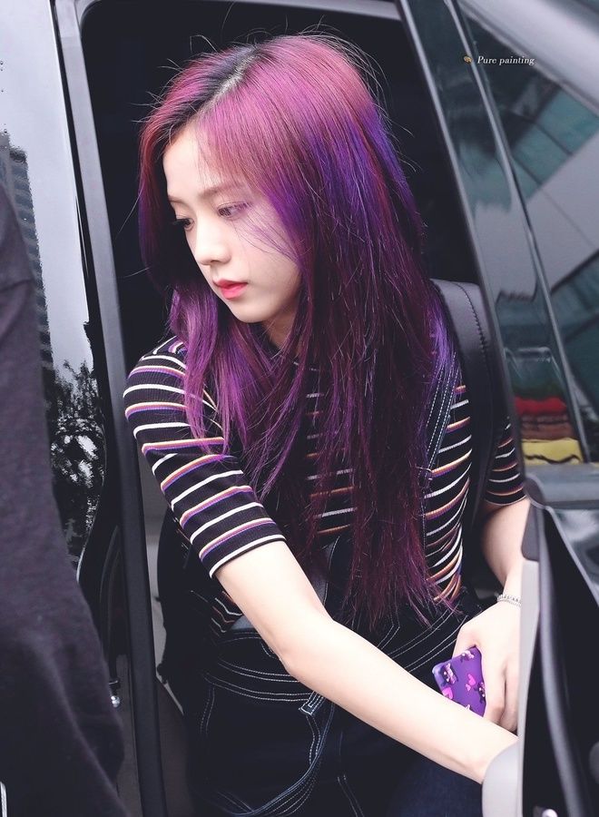 Tóc nhuộm tím chính là bảo bối lên đời nhan sắc của idol Hàn