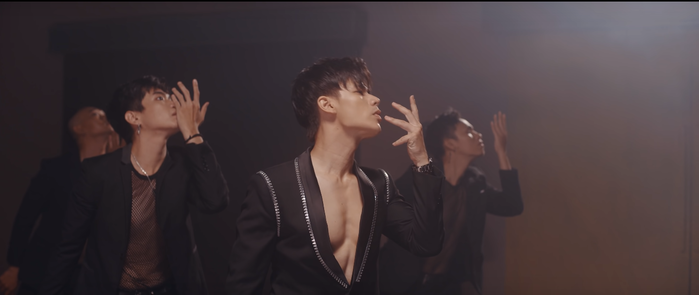 Trần Anh Huy khoe body 6 múi, vũ đạo đỉnh cao trong MV mới của Midu