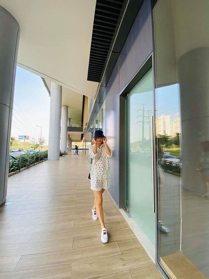 Trấn Thành hóa bố già, Minh Hằng khoe lưng trần táo bạo