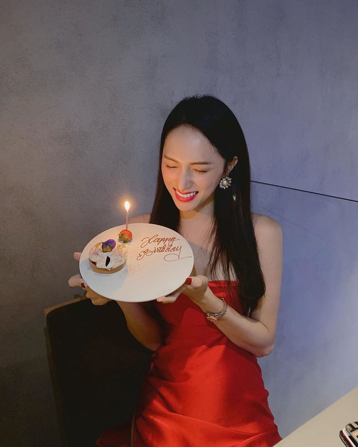 Trấn Thành hóa bố già, Minh Hằng khoe lưng trần táo bạo