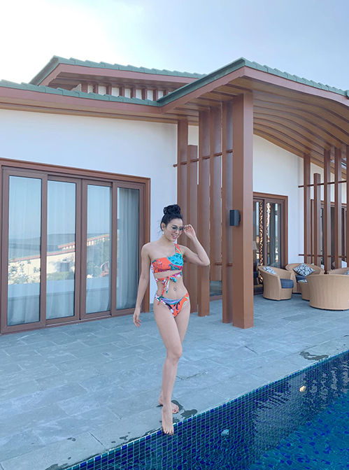 Trấn Thành hóa bố già, Minh Hằng khoe lưng trần táo bạo