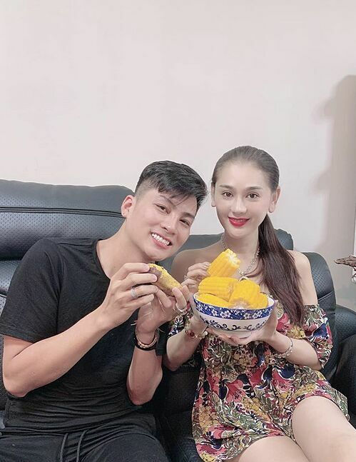 Trấn Thành hóa bố già, Minh Hằng khoe lưng trần táo bạo