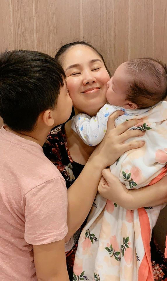 Trấn Thành hóa bố già, Minh Hằng khoe lưng trần táo bạo