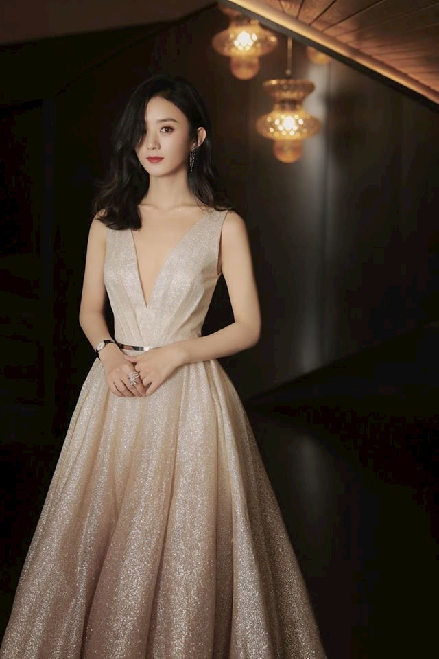 Triệu Lệ Dĩnh chứng minh vòng 1 khiếm tốn vẫn mặc siêu sang