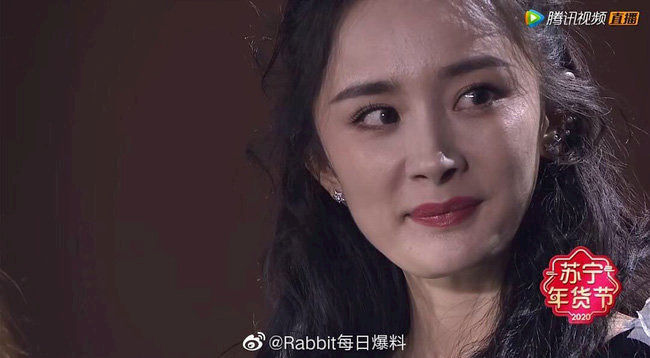 Triệu Lệ Dĩnh chứng minh vòng 1 khiếm tốn vẫn mặc siêu sang
