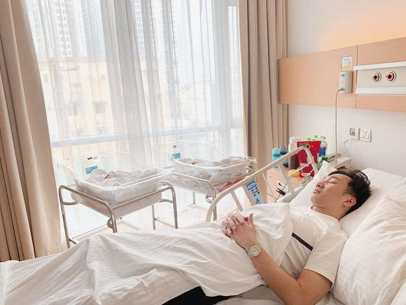 Trường Giang đút đồ ăn cho bà xã, Lan Khuê lộ diện sau 1 tháng ở cữ