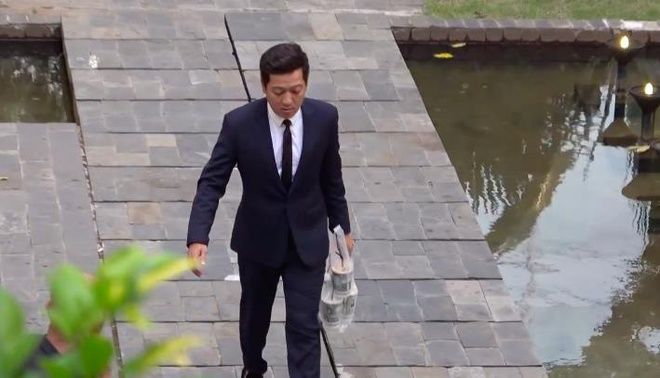 Trường Giang tay xách nách mang cho vợ chụp hình khi đi du lịch