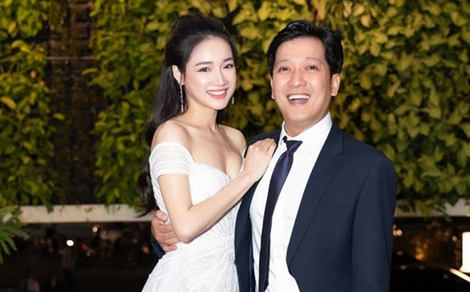 Trường Giang tay xách nách mang cho vợ chụp hình khi đi du lịch